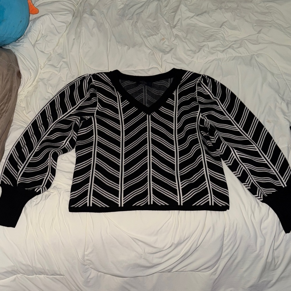 Rachel Roy Black and White Patterned V-Neck Sweater